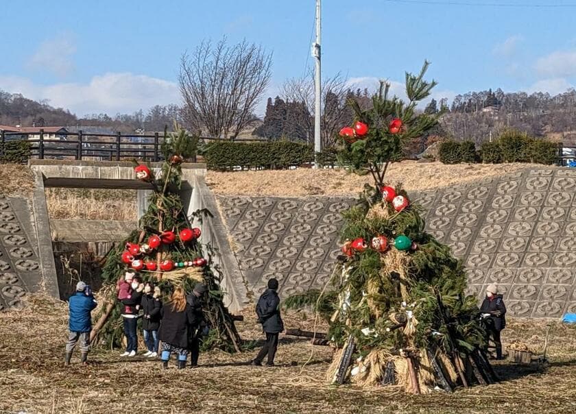 「三九郎」は、木や藁でやぐらを立ててダルマなどを燃やす小正月の行事。やぐらを立てるのは町内会のお父さんたちの仕事（画像／筆者提供）