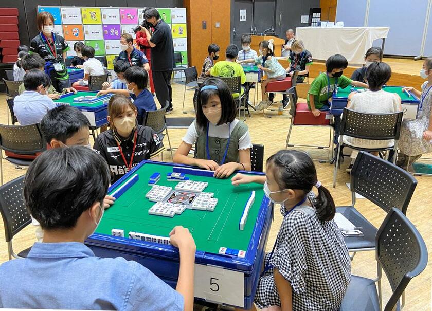 朝日新聞東京本社で開かれた「〈Ｍリーグ〉夏休み小学生麻雀大会」。「ポン」「リーチ！」など、子どもの元気な声が響いた
