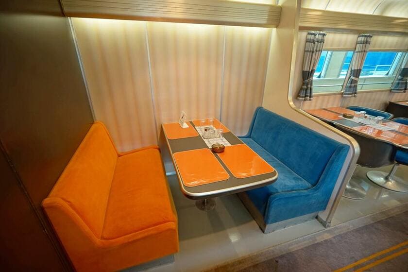 0系新幹線36形食堂車に設置された「特別席」。通路側の窓がなく、一般席との仕切りもある（撮影／安藤昌季）