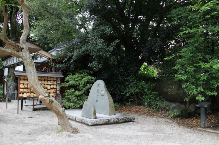 京都・白峯神宮　蹴鞠の碑。奥は拝殿