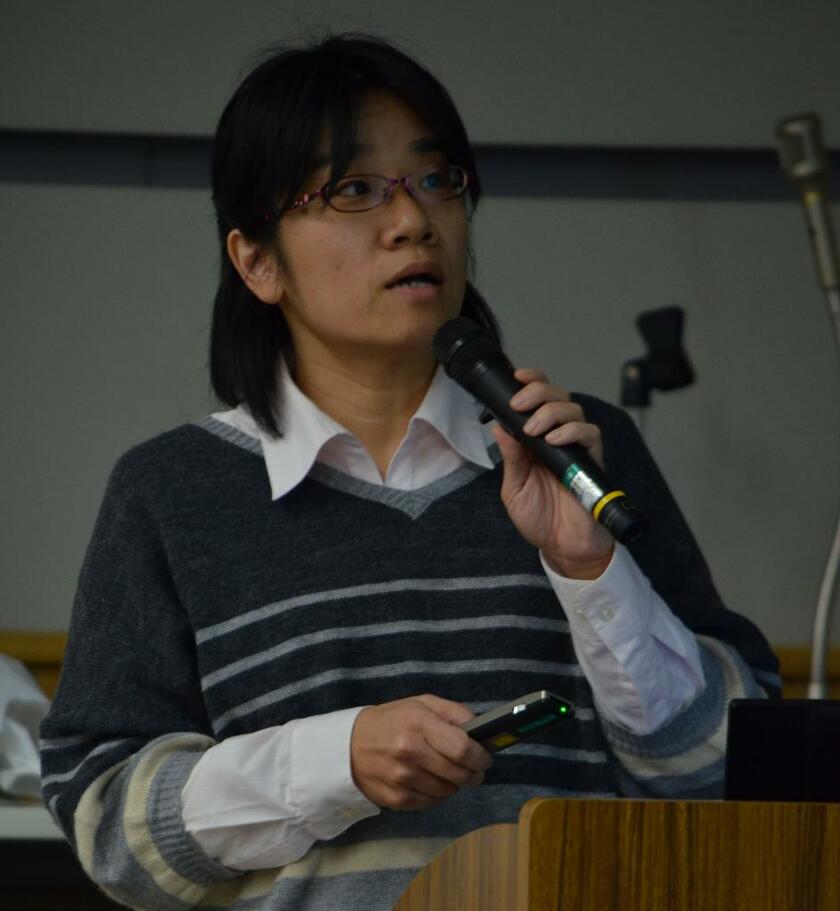 ミーティングで講演する市川温子さん＝2013年1月9日、市川温子さん提供