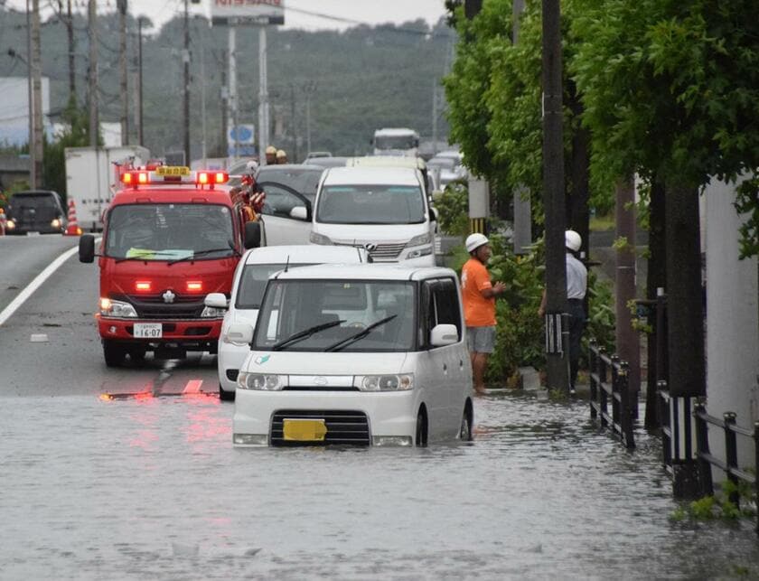 7月の台風4号による大雨で冠水した福岡県大牟田市の道路