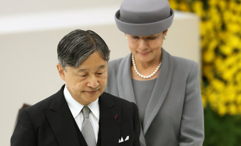 全国戦没者追悼式の会場を出る天皇陛下と皇后雅子さま。陛下の表情は厳しく、追悼の辞を全身で受け止めているかのようだった=2025年8月15日午後0時23分、東京都千代田区