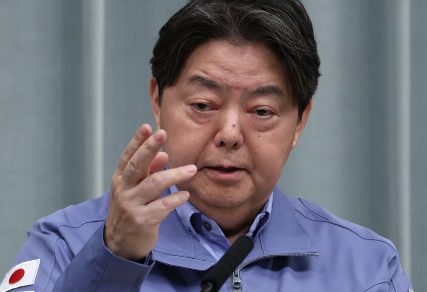 会見で記者を指名する林芳正官房長官