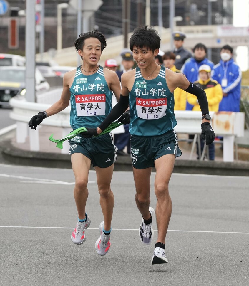 2025年の箱根駅伝で総合優勝を果たした青山学院大学。8区の塩出翔太から9区の田中悠登へのタスキリレー=戸塚中継所
