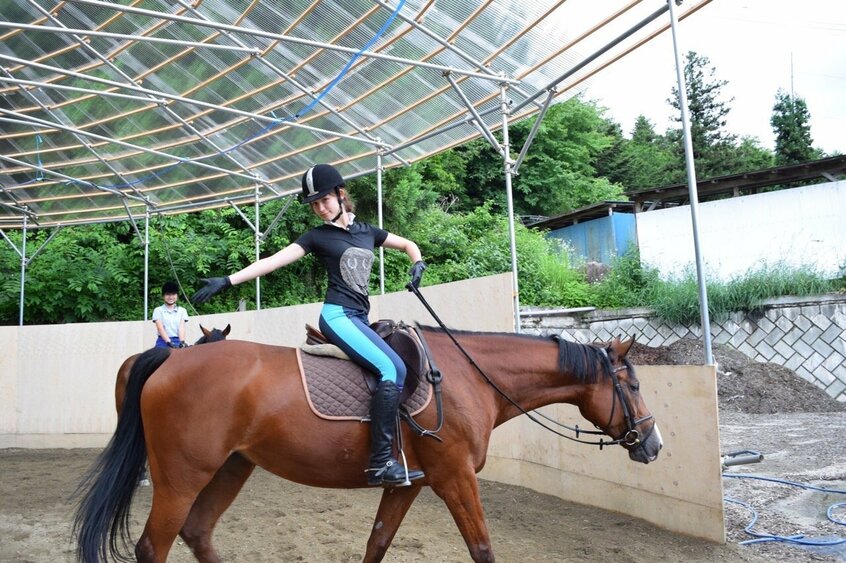 高校時代のトラウデンさん。乗馬は今でも続けている(事務所提供)