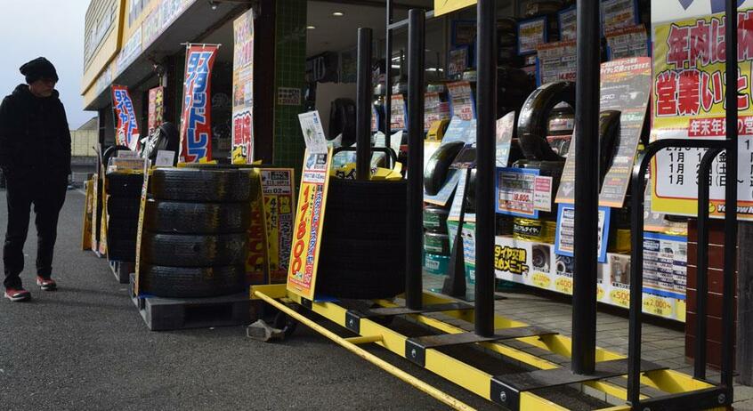 昨年12月、寒波の襲来で佐賀県ではスタッドレスタイヤの一部が品薄に