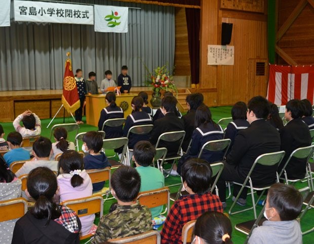 京都府南丹市美山町では五つの小学校を統廃合してひとつにすることになり、そのうちのひとつ宮島小学校では、閉校式が行われた（２０１６年３月）。毎年、約５００校の公立小中高校が消えているのだという　（ｃ）朝日新聞社