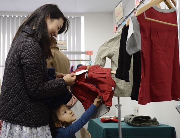 子どもの古着交換会古着を10着持参した鈴木伸子さん(43)は「自分も古着を買うし、子ども服も友人からもらうので抵抗はない」と言う(撮影/今祥雄)