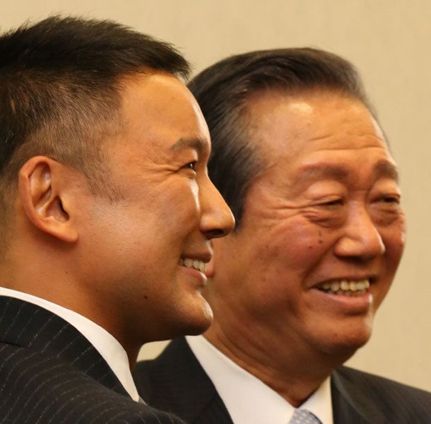 小沢一郎氏（右）。左は参院質問ランキングで３位の山本太郎氏　（ｃ）朝日新聞社