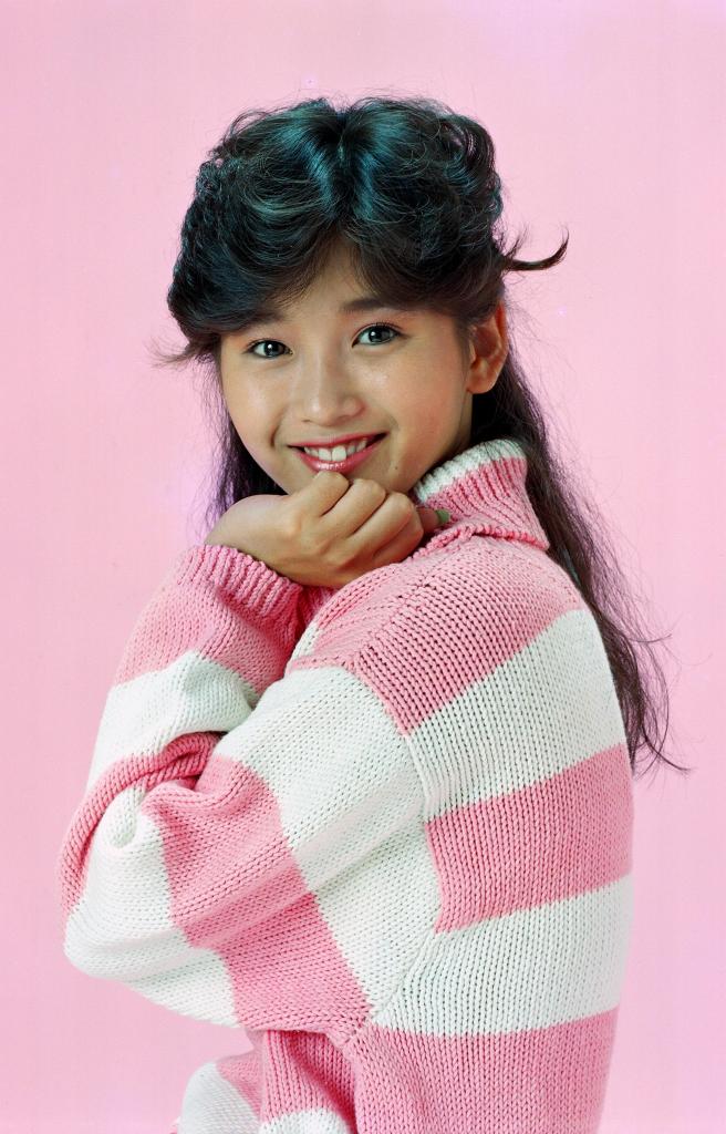 1985年にデビューした頃の本田美奈子さんのプロマイド。手を口元に寄せるポーズがマルベル堂らしさ満点（ｃ）マルベル堂