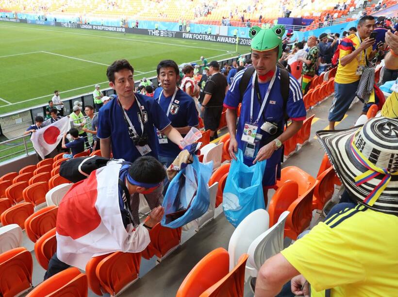 試合後、ゴミ拾いをするサポーター＝１９日午後、ロシア・サランスク、内田光撮影 　（ｃ）朝日新聞社
