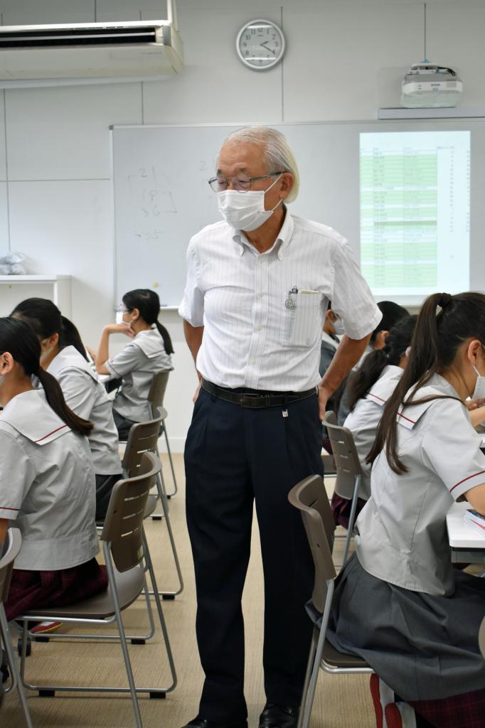 授業を見て回る柳沢先生。生徒の自主性を引き出すため、必要以上に教えることはない