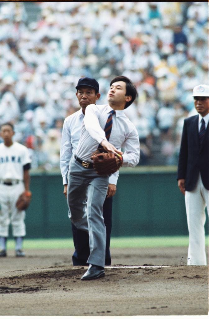 1988年、第70回全国高校野球選手権大会 始球式でボールを投げる浩宮さま