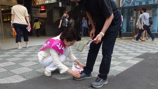 埼玉県の志木駅前で通行人の靴紐を結ぶ豊田真由子氏（撮影・上田耕司）