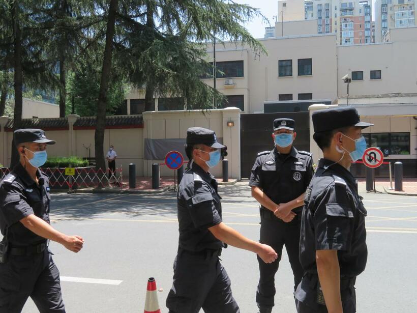 成都にある米国総領事館に通じる道路は27日早朝から全面的に封鎖され、警察官らが警戒にあたっていた／四川省成都市　（ｃ）朝日新聞社