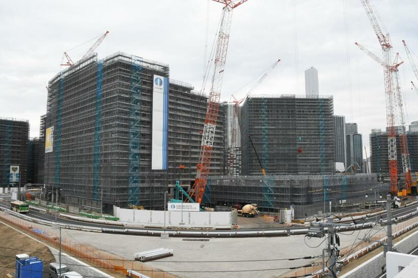 建設が進む東京五輪・パラリンピックの選手村。１４～１８階建ての宿泊棟が２１棟建つ予定。超有名選手もここに宿泊する／２０１９年２月　（ｃ）朝日新聞社