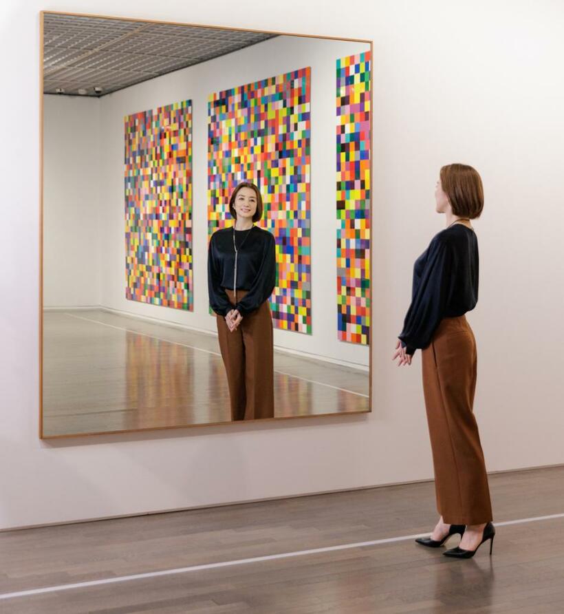 塗装された１９６枚のパネルを敷き詰める「４９００の色彩」（２００７年）が、並置された鏡の作品に反射。見ること・見えることの主題はここにも／ｐｈｏｔｏ　山本倫子、ｈａｉｒ　＆　ｍａｋｅ　ｕｐ　板倉タクマ（ヌーデ）、ｓｔｙｌｉｎｇ　藤井享子（ｂａｎａｎａ）、ｃｏｓｔｕｍｅ　ヴィンス　ヒロタカ　ＳＯＵＲＣＥ