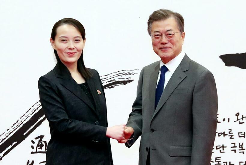 韓国の文在寅大統領と握手する金与正氏（C)東亜日報
