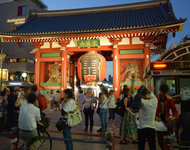 外国人観光客らで夜もにぎわう東京・浅草の雷門　（撮影／多田敏男）