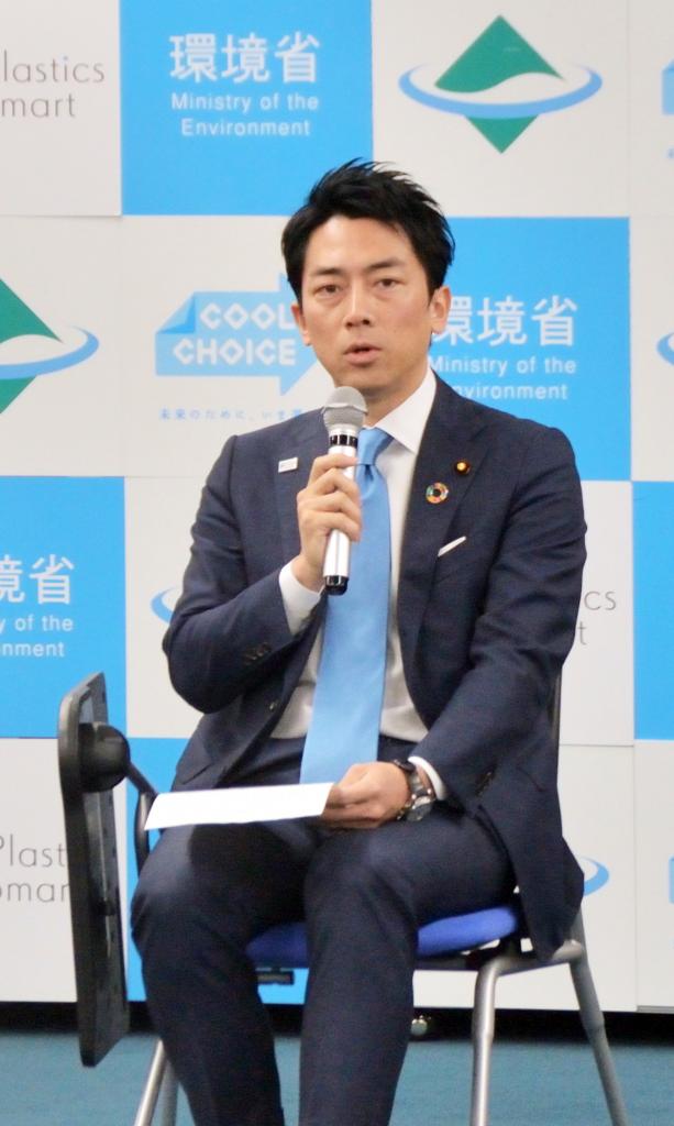 第１子誕生から３カ月のうちに２週間の育休を取得する小泉進次郎環境相。国会には出席するなど柔軟な取り方をしている　（ｃ）朝日新聞社