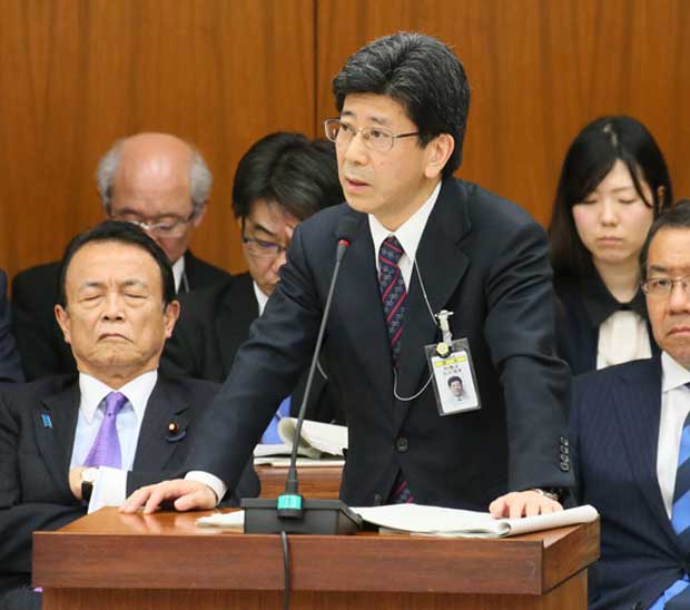 2017年4月、衆院財務金融委に出席した佐川宣寿・財務省理財局長（当時）。左は麻生太郎財務相（C）朝日新聞社