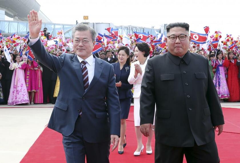 金正恩・朝鮮労働党委員長（当時）は妻の李雪主氏とともに平壌国際空港で文在寅・韓国大統領夫妻を出迎えた／2018年9月18日、平壌（photo：gettyimages）