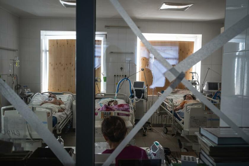 ロシアからの攻撃を受けたハリコフで、病院で治療を受ける人たち。窓ガラスもつぎはぎ状態／３月２２日（ｐｈｏｔｏ：ｇｅｔｔｙｉｍａｇｅｓ）