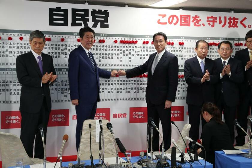 2017年の衆院選での自民党の安倍氏と岸田氏