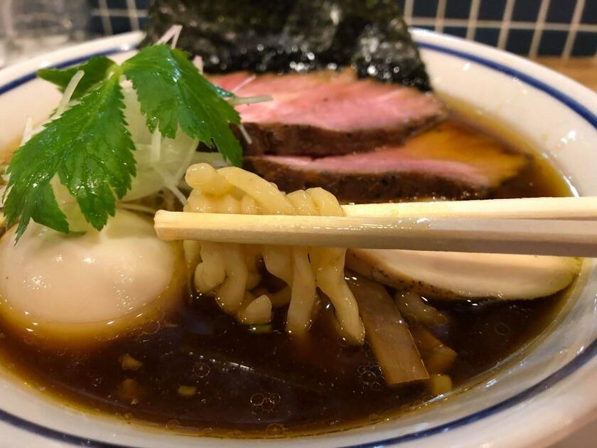 地方の懐かしさを感じる麺に、東京のど真ん中でも勝負できる研ぎ澄まされたスープがおいしい（筆者撮影）