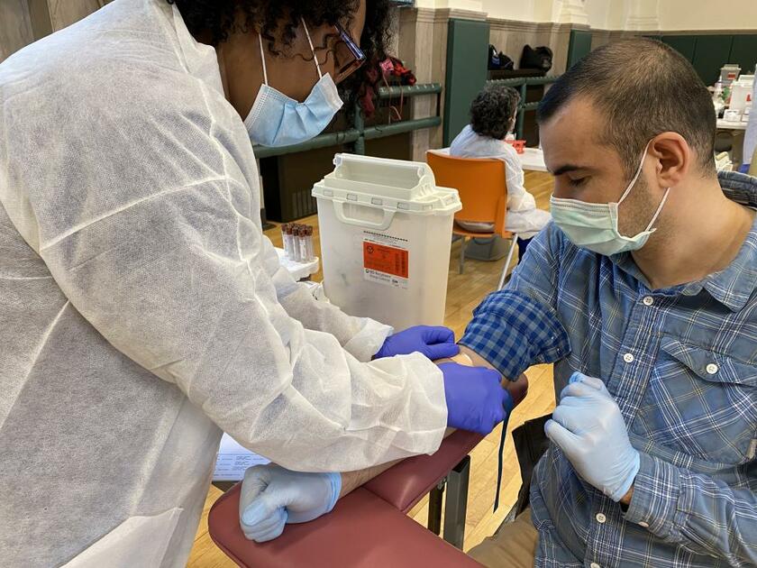 コロナウイルスの抗体検査を受ける男性／５月１５日、ニューヨーク市ブルックリンで（写真：ｇｅｔｔｙｉｍａｇｅｓ）