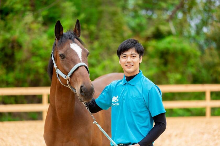 ＴＣＣ代表の山本さんは栗東市で生まれ育ったが、子どもの頃は馬を見たこともなかったという。「馬を身近に感じてもらうことが第一歩」。左はメイショウナルト（写真：ＴＣＣ　Ｊａｐａｎ提供）