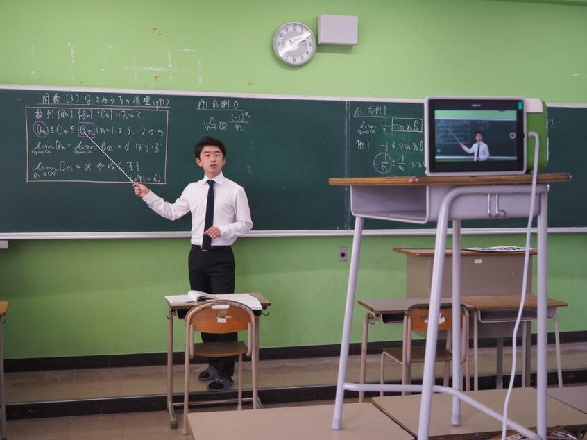 数学指導の動画を撮影する教諭=神奈川県立住吉高校 (c)朝日新聞社