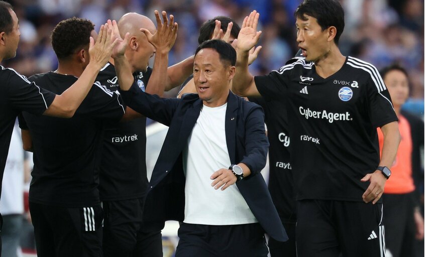 黒田監督(中央)のもと、首位を快走する町田