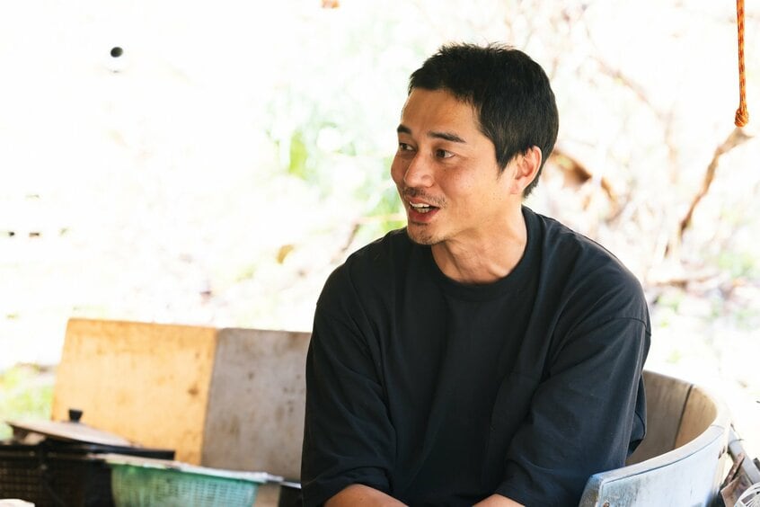 焚き火を囲みながらインタビューをしていると、近所に住む人が自然と加わっていく。軽妙なやり取りに東出さんがツッコミを入れ、そこからまた笑いが生まれていった/撮影・上田泰世(写真映像部)