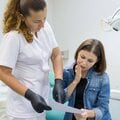 歯周病で治療費300万円かかった! なぜ高額に? 歯科医「歯を失うドミノ倒しに高額治療費は珍しくない」