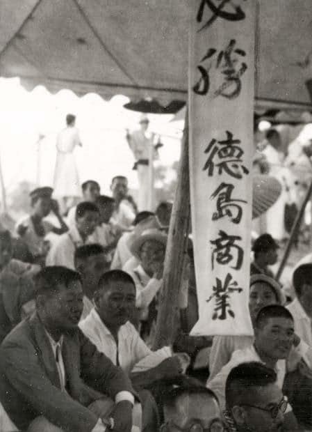 第26回の四国大会、わが子を応援する蔦文也選手の父親(左端)(c)朝日新聞社