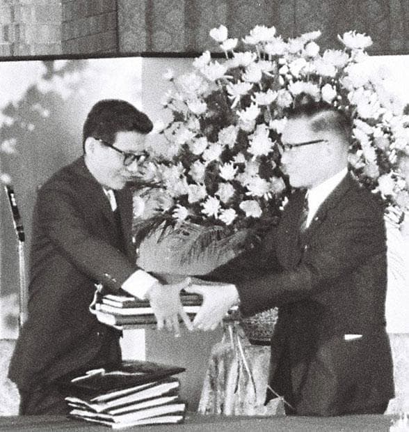 日韓基本条約調印後の椎名悦三郎外務大臣（右）と李東元韓国外務部長官。このとき日韓請求権協定も交わされた（1965年6月22日）　（ｃ）朝日新聞社