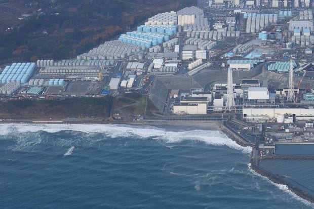 地震後、白波が押し寄せた福島第一原発　（c）朝日新聞社