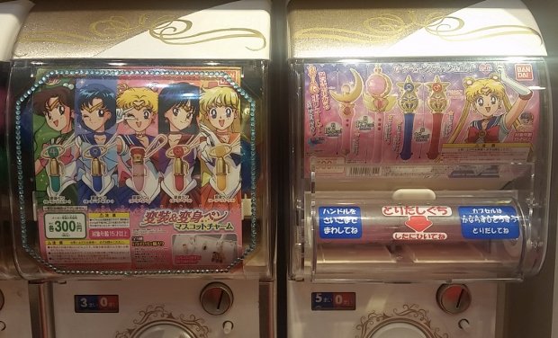 変身&変装ペンマスコットチャーム(左)とセーラームーンスティック&ロッド(右)