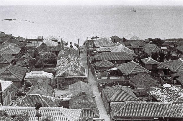 現在の糸満市糸満の高台から見下ろした集落の様子。軒を連ねる家々のほとんどが赤瓦屋根で漁村の豊かさを伝える。路地の突き当たりには船だまりがあるが、現在は埋め立てられている (C)朝日新聞社