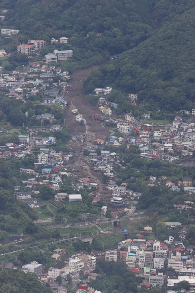土石流は右上から中央下方向に流れていったとみられる＝静岡県熱海市（C)朝日新聞社