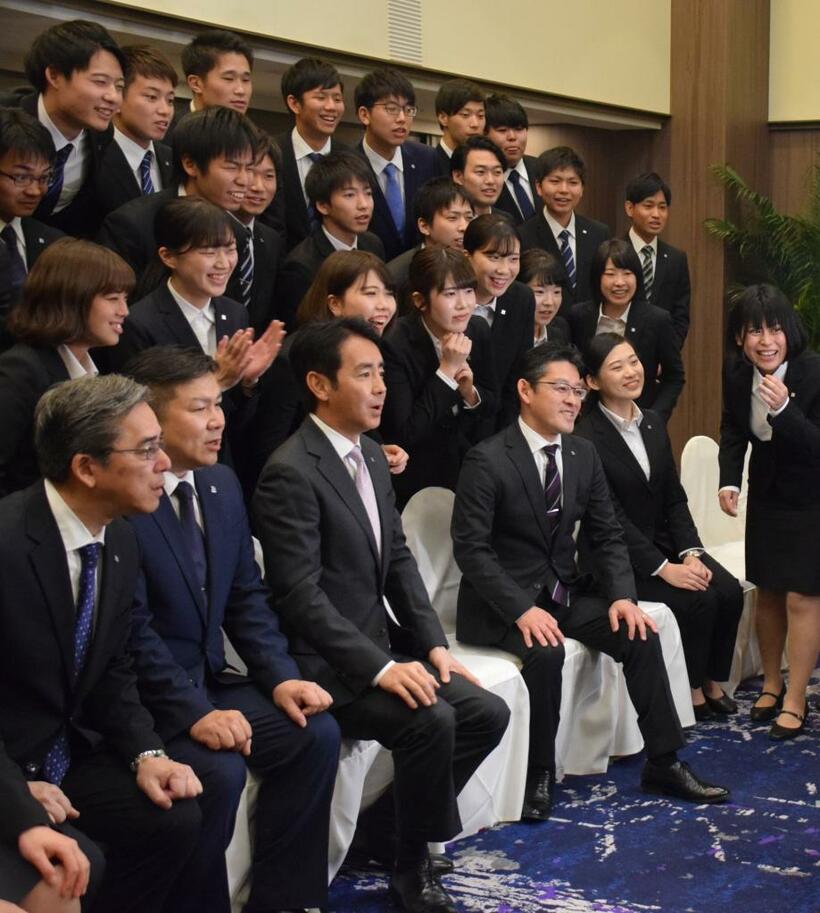 フレッシュな新入社員と元号の発表を見守りました