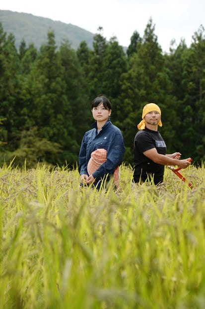 東京→福島県田村市滝根町農業稲福由梨さん（２８）と夫の稲福和之さん（４２）収穫前の黒米の田んぼに立つ。農家民宿をやりたいという由梨さんの夢を、和之さんが「応援する」と言ってくれたのも、移住を決意する後押しとなった。「ここで生きていきます」（由梨さん）（撮影／写真部・東川哲也）