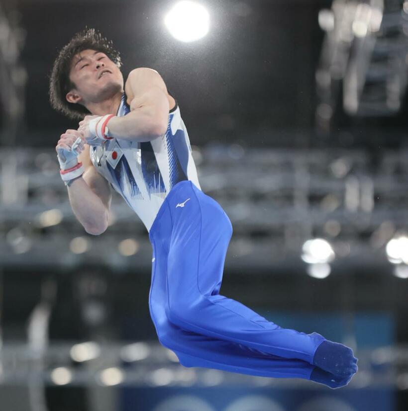 東京五輪の男子予選の鉄棒で「ブレットシュナイダー」を決める内村航平＝７月２４日　（ｃ）朝日新聞社