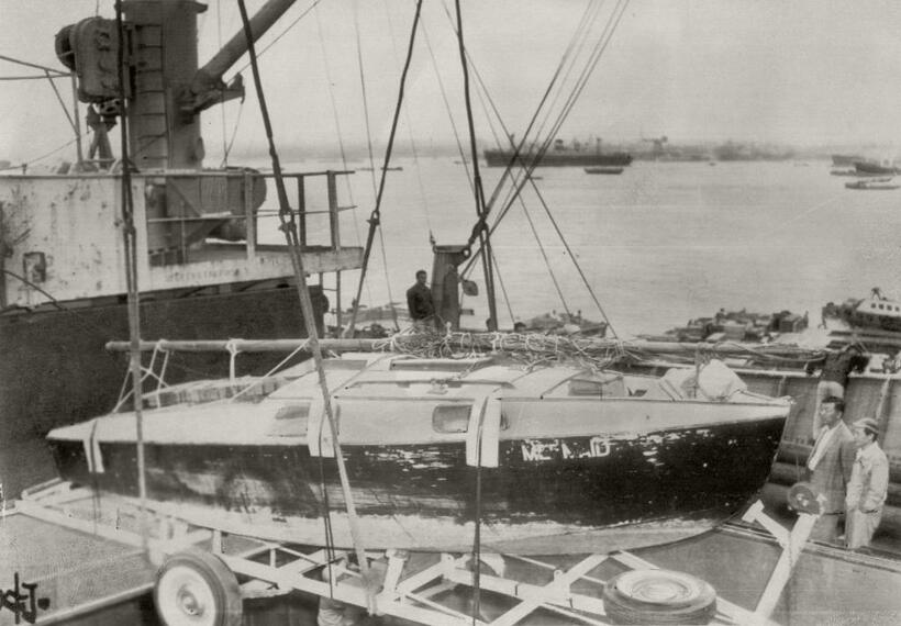堀江さんが太平洋単独横断に成功したヨット「マーメイド」号。93日間の航海でペンキも剥げ落ちて傷だらけになっていた（1962年撮影）