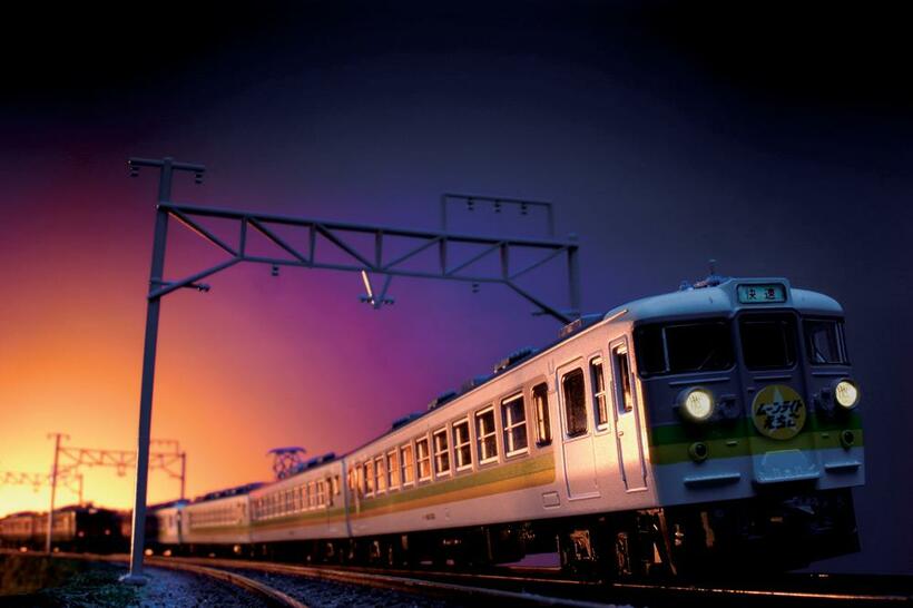 夜行列車「ムーンライトえちご」が朝を迎えた。青色のセロハンをかけたライトと、オレンジ色のセロハンをかけたライトの光をミックスさせて、朝焼けを作り出している（写真／金盛正樹）