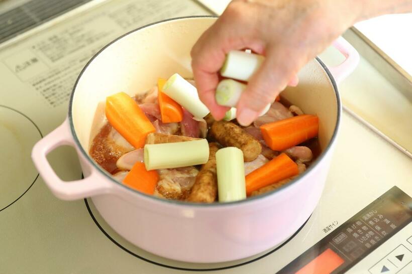 【ワンポイントアドバイス】鶏肉の上にゴボウとにんじん、ネギを重ねて鶏肉のうまみを野菜に含ませる　（撮影／写真部・松永卓也）