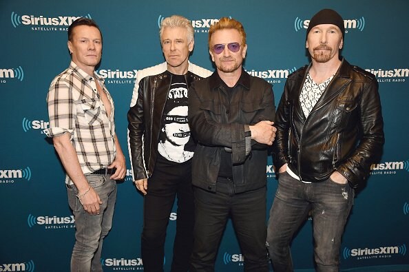U2がパリ公演でテロ被害者を追悼、「彼らが仕える神の間違ったイデオロギーを前に団結する」