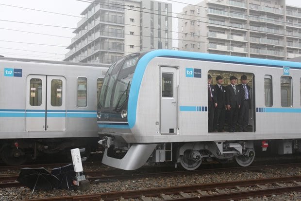 従来型（奥）と比べ、ドア幅が５０センチ広くなった東京メトロ東西線の「１５０００系」車両（東京都江東区、２０１０年）　（ｃ）朝日新聞社